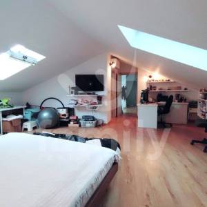 LUKSUZNI DVOETAŽNI PENTHOUSE PRVI RED DO MORA