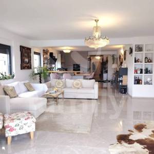 LUKSUZNI DVOETAŽNI PENTHOUSE PRVI RED DO MORA