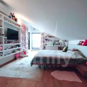 LUKSUZNI DVOETAŽNI PENTHOUSE PRVI RED DO MORA