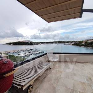 LUKSUZNI DVOETAŽNI PENTHOUSE PRVI RED DO MORA