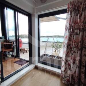 LUKSUZNI DVOETAŽNI PENTHOUSE PRVI RED DO MORA