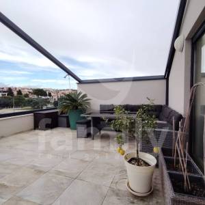 LUKSUZNI DVOETAŽNI PENTHOUSE PRVI RED DO MORA
