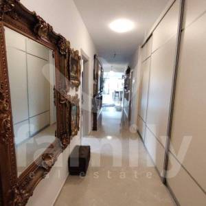 LUKSUZNI DVOETAŽNI PENTHOUSE PRVI RED DO MORA