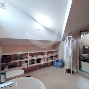 LUKSUZNI DVOETAŽNI PENTHOUSE PRVI RED DO MORA