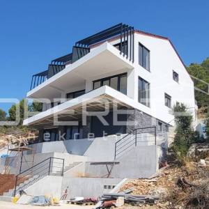 Luksuzni dvoetažni stan na Lastovu s pogledom na more