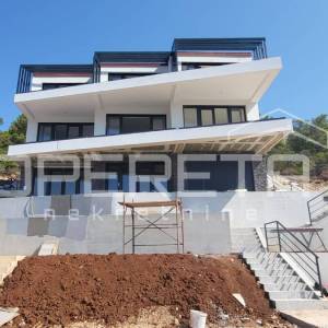 Luksuzni dvoetažni stan na Lastovu s pogledom na more