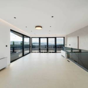 Luksuzni penthouse s panoramskom terasom u gradu Krku