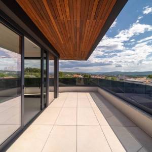 Luksuzni penthouse s panoramskom terasom u gradu Krku