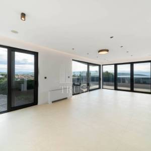 Luksuzni penthouse s panoramskom terasom u gradu Krku