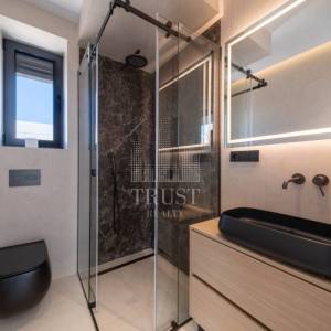 Luksuzni penthouse s panoramskom terasom u gradu Krku