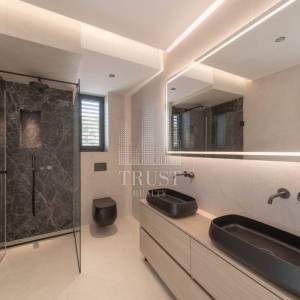 Luksuzni penthouse s panoramskom terasom u gradu Krku