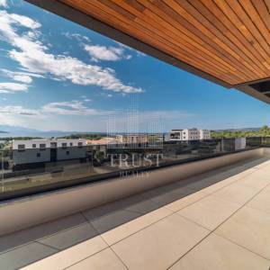 Luksuzni penthouse s panoramskom terasom u gradu Krku