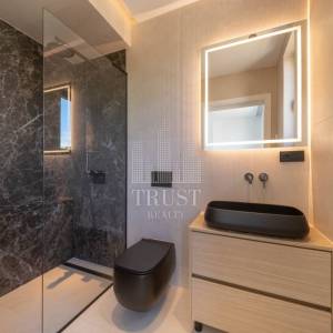 Luksuzni penthouse s panoramskom terasom u gradu Krku