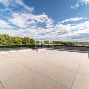 Luksuzni penthouse s panoramskom terasom u gradu Krku