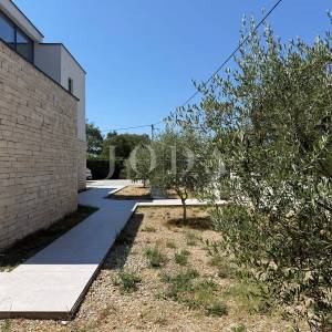 MALINSKA – Moderna vila s bazenom u pripremi, saunom, teretanom i panoramskom krovnom terasom