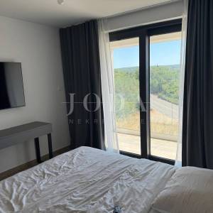MALINSKA – Moderna vila s bazenom u pripremi, saunom, teretanom i panoramskom krovnom terasom