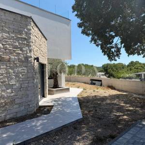 MALINSKA – Moderna vila s bazenom u pripremi, saunom, teretanom i panoramskom krovnom terasom