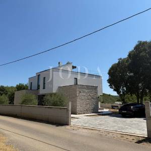MALINSKA – Moderna vila s bazenom u pripremi, saunom, teretanom i panoramskom krovnom terasom