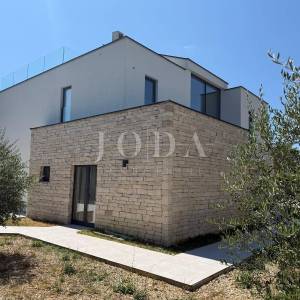 MALINSKA – Moderna vila s bazenom u pripremi, saunom, teretanom i panoramskom krovnom terasom