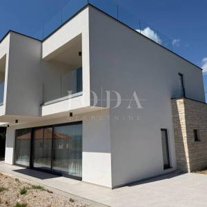 MALINSKA – Moderna vila s bazenom u pripremi, saunom, teretanom i panoramskom krovnom terasom
