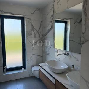 MALINSKA – Moderna vila s bazenom u pripremi, saunom, teretanom i panoramskom krovnom terasom