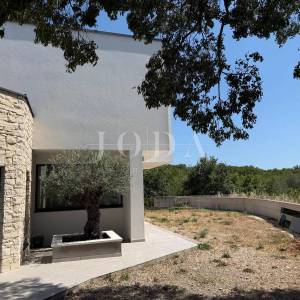 MALINSKA – Moderna vila s bazenom u pripremi, saunom, teretanom i panoramskom krovnom terasom