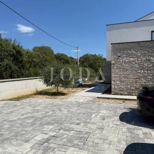 MALINSKA – Moderna vila s bazenom u pripremi, saunom, teretanom i panoramskom krovnom terasom