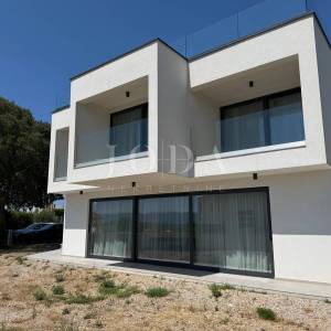 MALINSKA – Moderna vila s bazenom u pripremi, saunom, teretanom i panoramskom krovnom terasom