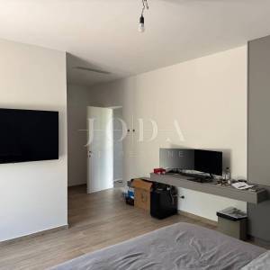 MALINSKA – Moderna vila s bazenom u pripremi, saunom, teretanom i panoramskom krovnom terasom
