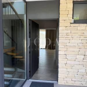 MALINSKA – Moderna vila s bazenom u pripremi, saunom, teretanom i panoramskom krovnom terasom