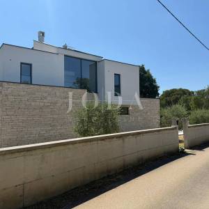 MALINSKA – Moderna vila s bazenom u pripremi, saunom, teretanom i panoramskom krovnom terasom