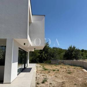MALINSKA – Moderna vila s bazenom u pripremi, saunom, teretanom i panoramskom krovnom terasom
