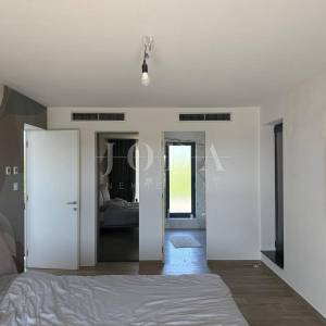 MALINSKA – Moderna vila s bazenom u pripremi, saunom, teretanom i panoramskom krovnom terasom