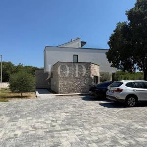 MALINSKA – Moderna vila s bazenom u pripremi, saunom, teretanom i panoramskom krovnom terasom