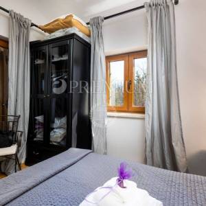 Malinska – namješten dvoetažni apartman na prodaju!