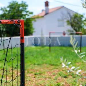 Marčana, Duga uvala, okolica, kamena kuća sa bazenom i građevinskom parcelom