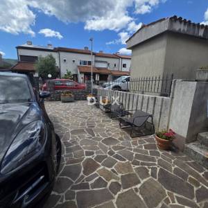 MATULJI, JUŠIĆI- dvoetažni stan 160m2, DB+3S, s pogledom na more + garaža + okoliš