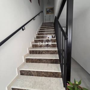 MATULJI, JUŠIĆI- dvoetažni stan 160m2, DB+3S, s pogledom na more + garaža + okoliš