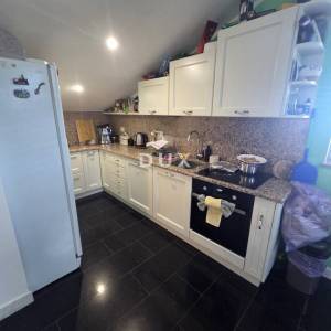 MATULJI, JUŠIĆI- dvoetažni stan 160m2, DB+3S, s pogledom na more + garaža + okoliš