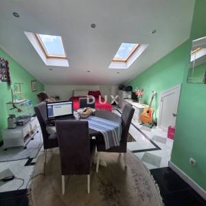 MATULJI, JUŠIĆI- dvoetažni stan 160m2, DB+3S, s pogledom na more + garaža + okoliš