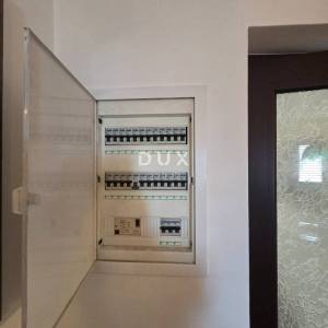 MATULJI, JUŠIĆI- dvoetažni stan 160m2, DB+3S, s pogledom na more + garaža + okoliš