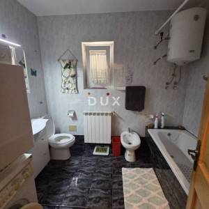 MATULJI, JUŠIĆI- dvoetažni stan 160m2, DB+3S, s pogledom na more + garaža + okoliš