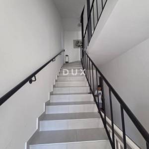 MATULJI, JUŠIĆI- dvoetažni stan 160m2, DB+3S, s pogledom na more + garaža + okoliš