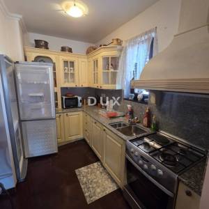 MATULJI, JUŠIĆI- dvoetažni stan 160m2, DB+3S, s pogledom na more + garaža + okoliš