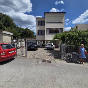 MATULJI, JUŠIĆI- dvoetažni stan 160m2, DB+3S, s pogledom na more + garaža + okoliš