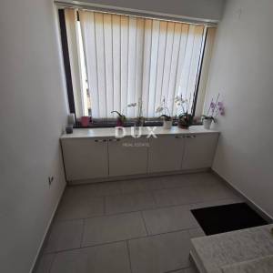 MATULJI, JUŠIĆI- dvoetažni stan 160m2, DB+3S, s pogledom na more + garaža + okoliš