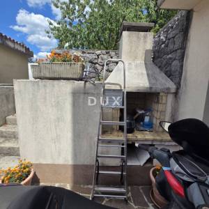 MATULJI, JUŠIĆI- dvoetažni stan 160m2, DB+3S, s pogledom na more + garaža + okoliš