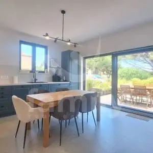 MODERNA DVOETAŽNA KUĆA U BLIZINI MORA