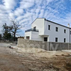 MODERNA KUĆA SA BAZENOM I GARAŽOM