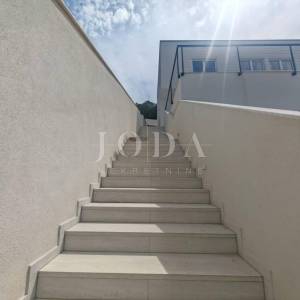 Moderna novogradnja s bazenom